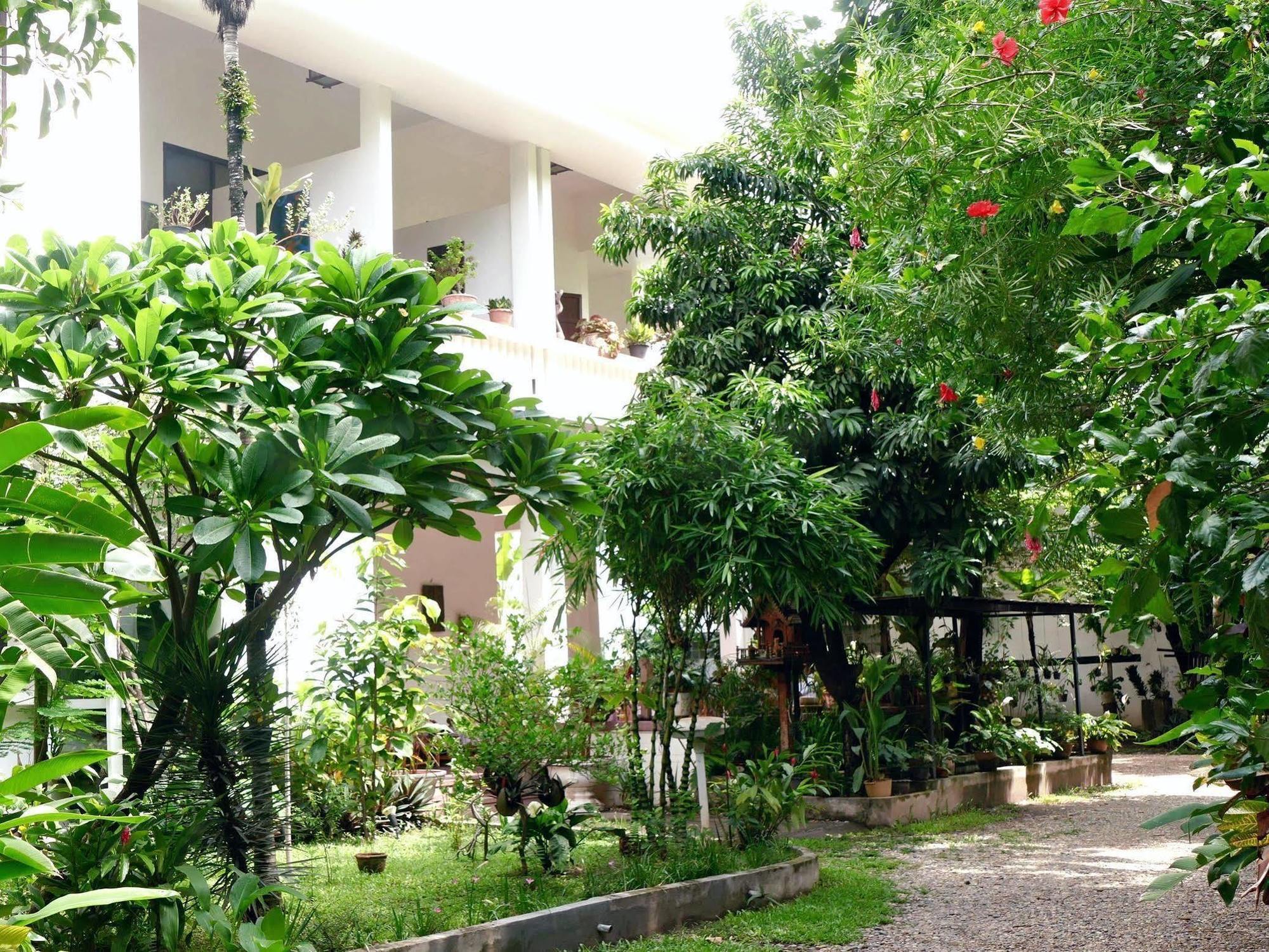 Lani'S House By The Ponds Hotel Vientiane Exterior photo